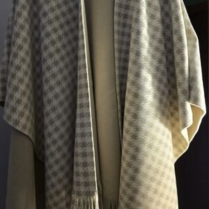 Elegant Cream Houndstooth Cape